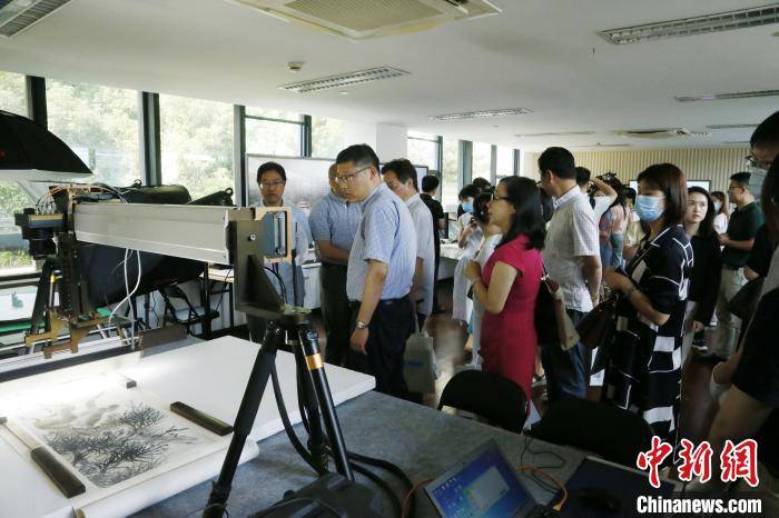 杭州博物馆对文物进行数字采集 之后会在“云上博物馆”展出